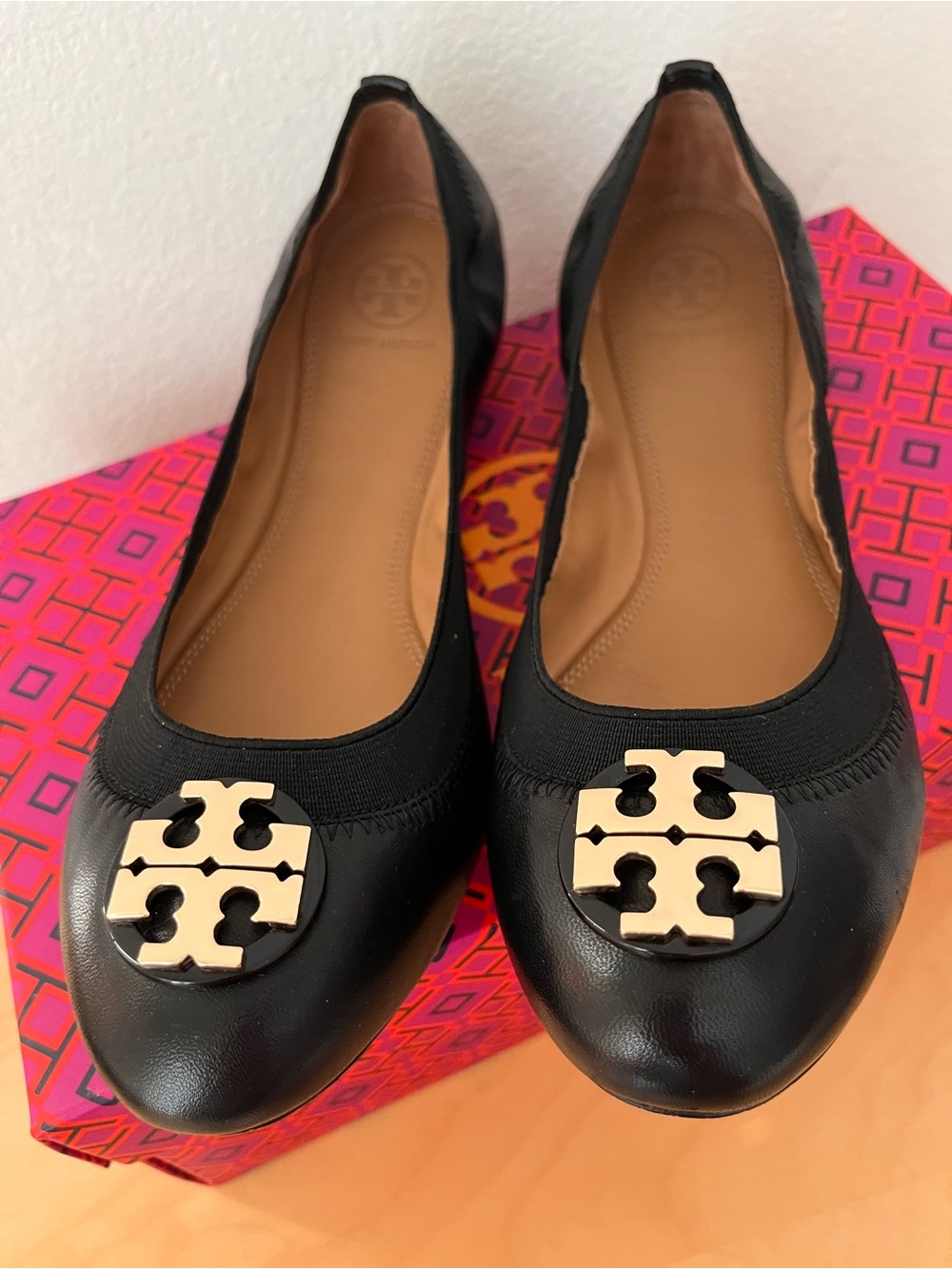Tory Burch Black Leather Logo Ballet Flats with Gold Emblem, size: 8.5